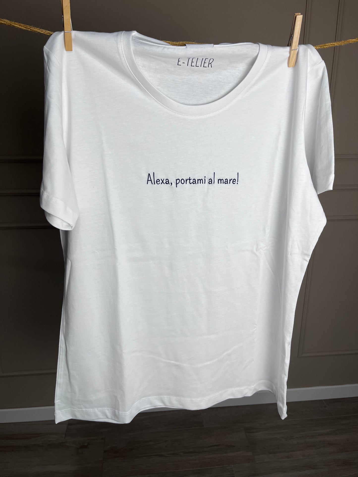 T-shirt scritta ricamata "Alexa portami al mare"