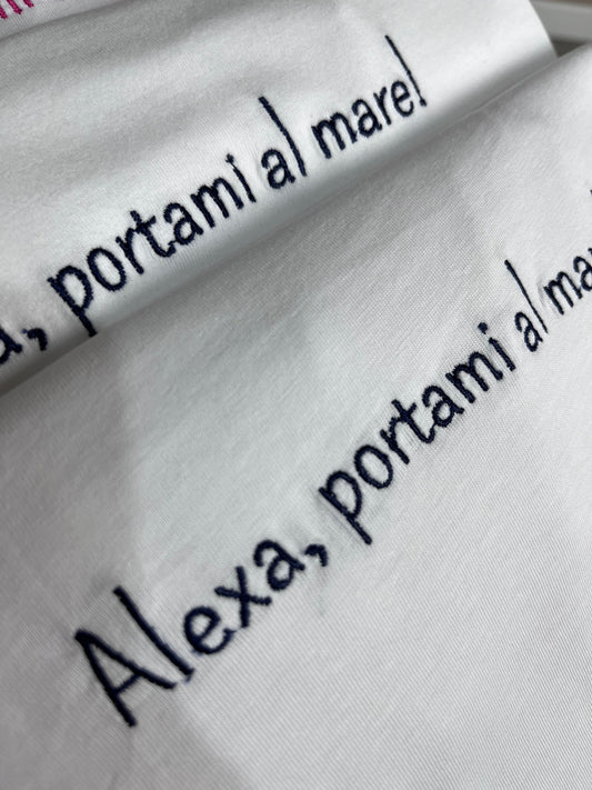 T-shirt scritta ricamata "Alexa portami al mare"